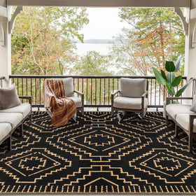 Wonnitar outdoor rug suitable for decks, balconies, lawns, and indoor spaces.