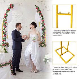 WORFEI gold half-moon arch adds a luxe touch to ceremonies.