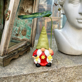 WSHMZYHOME close-up of leaf umbrella on gnome