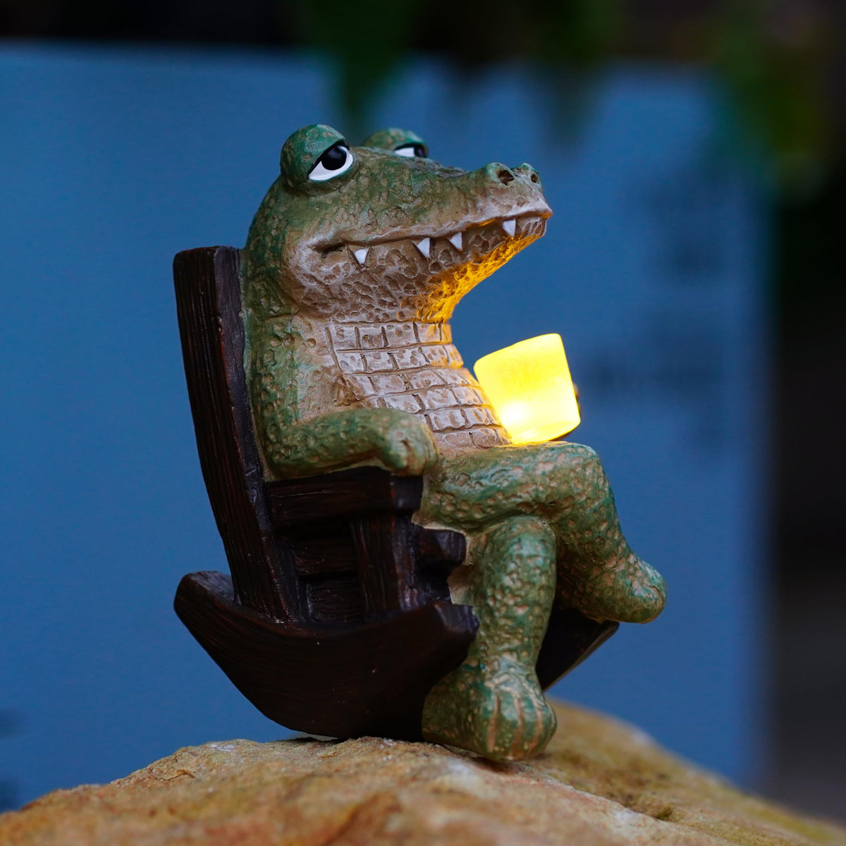 WSHMZYHOME weatherproof resin crocodile withstands rain and sun for lasting charm.