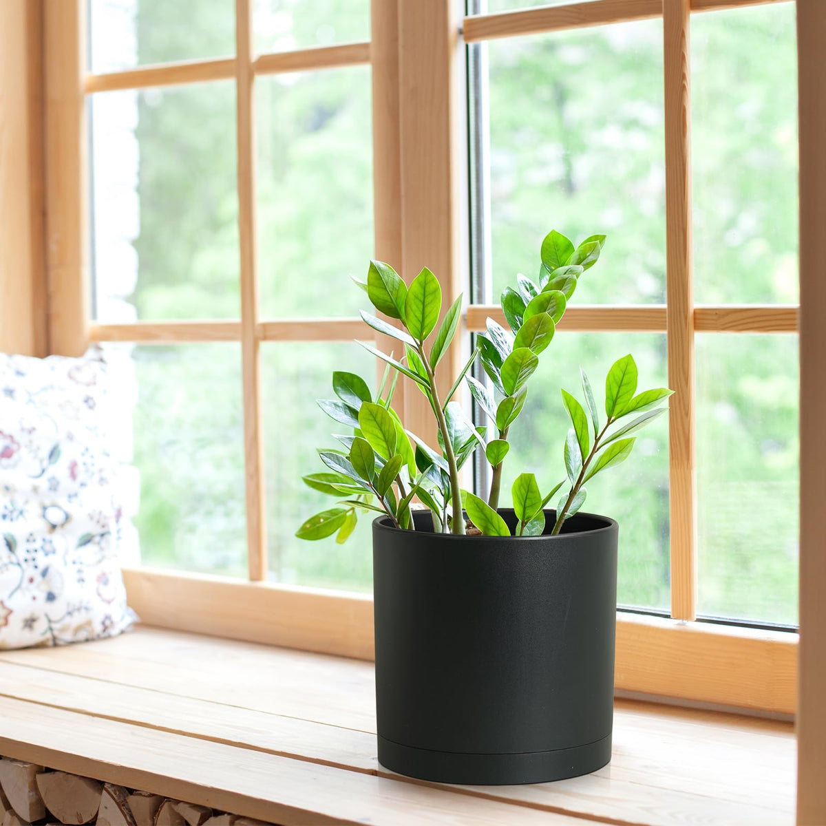 WSMKSZ durable planter with 6 mm walls withstands outdoor conditions