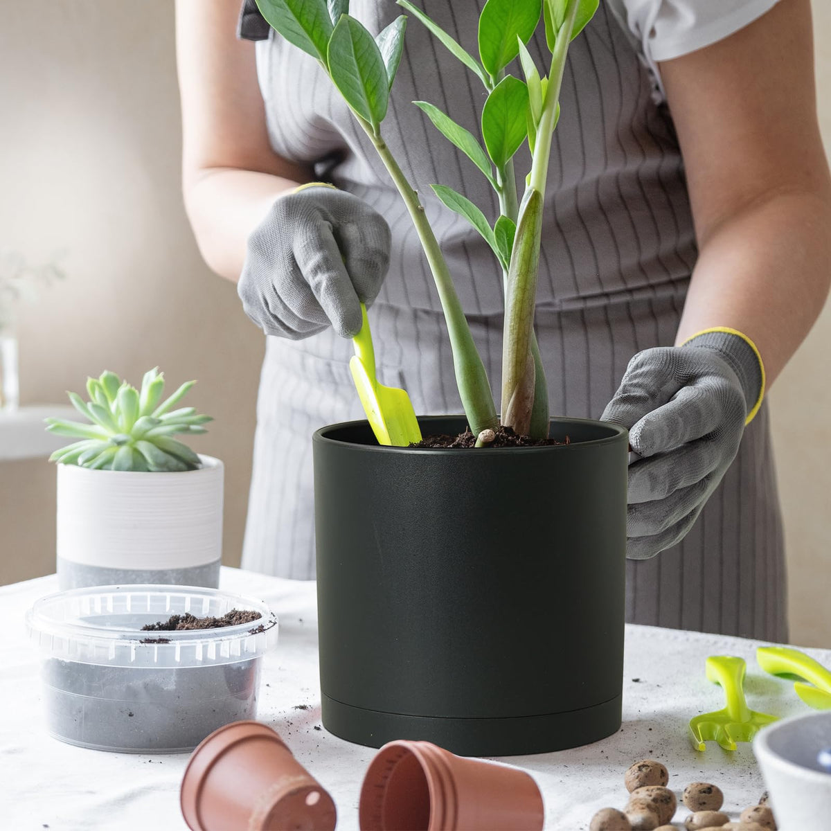 WSMKSZ indoor-outdoor plant pot ideal for balcony or patio
