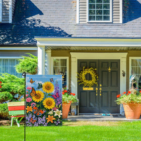 Wyooxoo burlap-look garden flag adds rustic charm to outdoor space