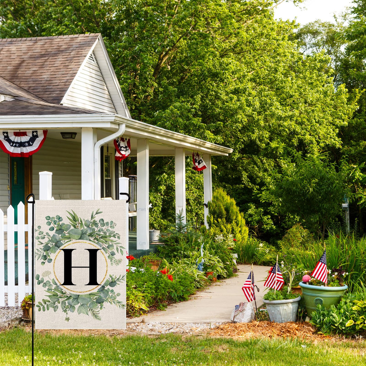 Wyooxoo double-sided garden flag offers versatile outdoor display
