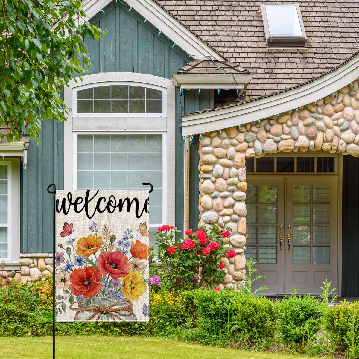 Wyooxoo floral pattern flag brings seasonal charm to any front yard