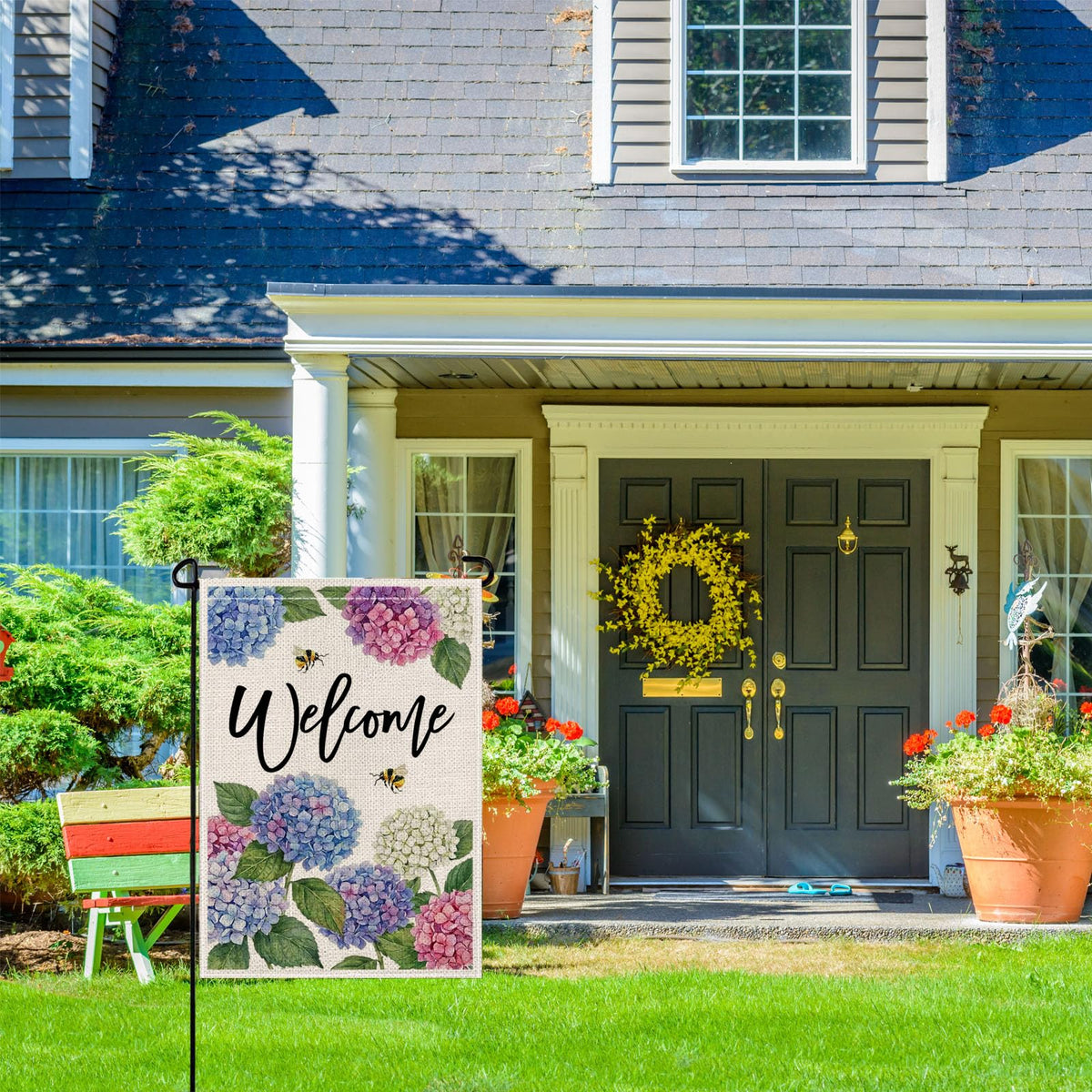 Wyooxoo sun-resistant and fade-resistant flag for durable outdoor display.