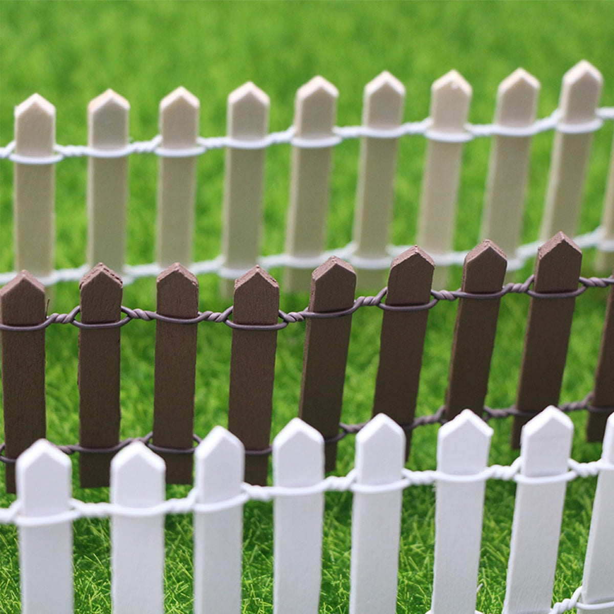 XFGSYXS Dollhouse garden scene shows versatile mini fence for creativity.