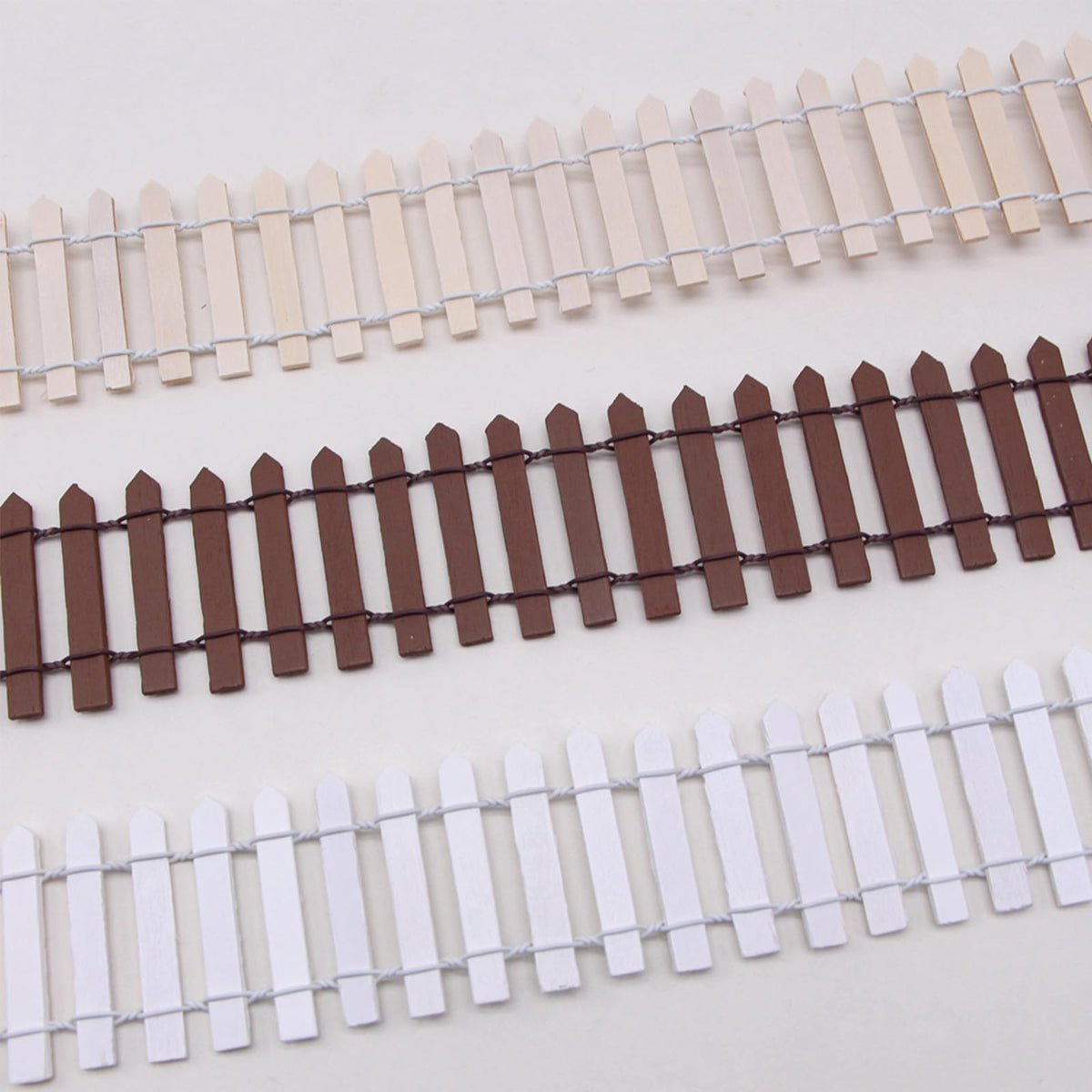 XFGSYXS Wooden picket detail emphasizes durable craft for dioramas.