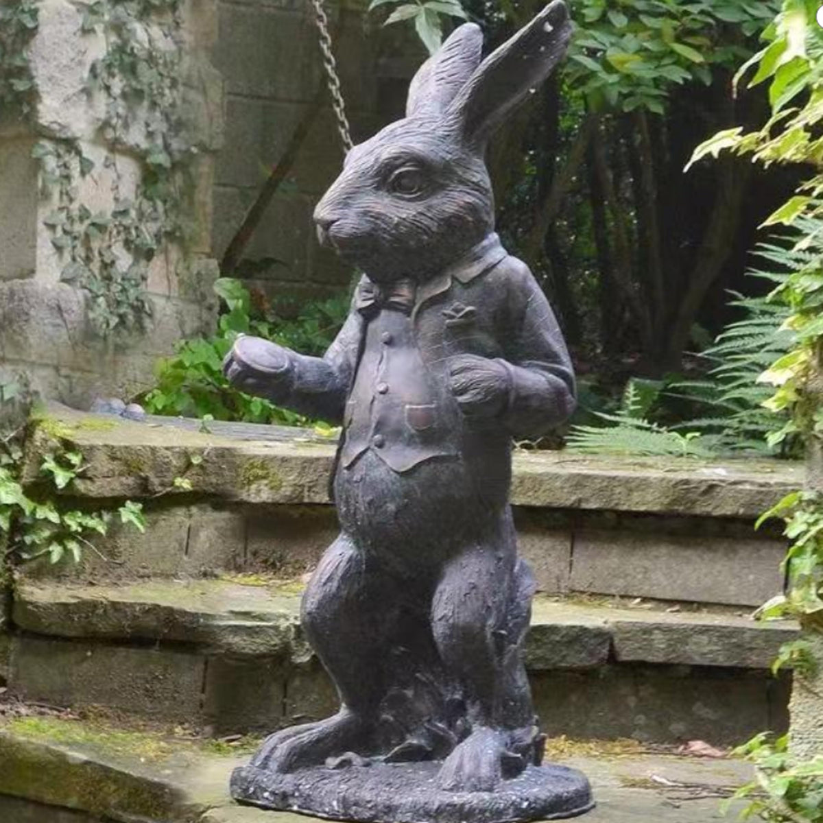 Xieyaxie Alice in Wonderland statue: White Rabbit adds playful lawn accents.