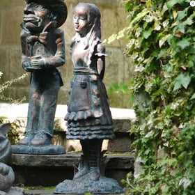 Xieyaxie Alice in Wonderland statue: Caterpillar introduces whimsy to indoor spaces.