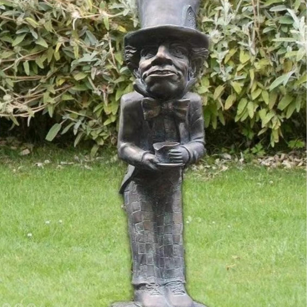 Xieyaxie resin statue with bronze finish endures rain for outdoor placement.