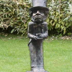 Xieyaxie resin statue with bronze finish endures rain for outdoor placement.