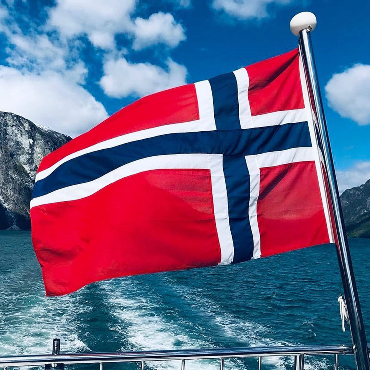 XIFAN Norway flag wall-hanging or flagpole display for national pride.