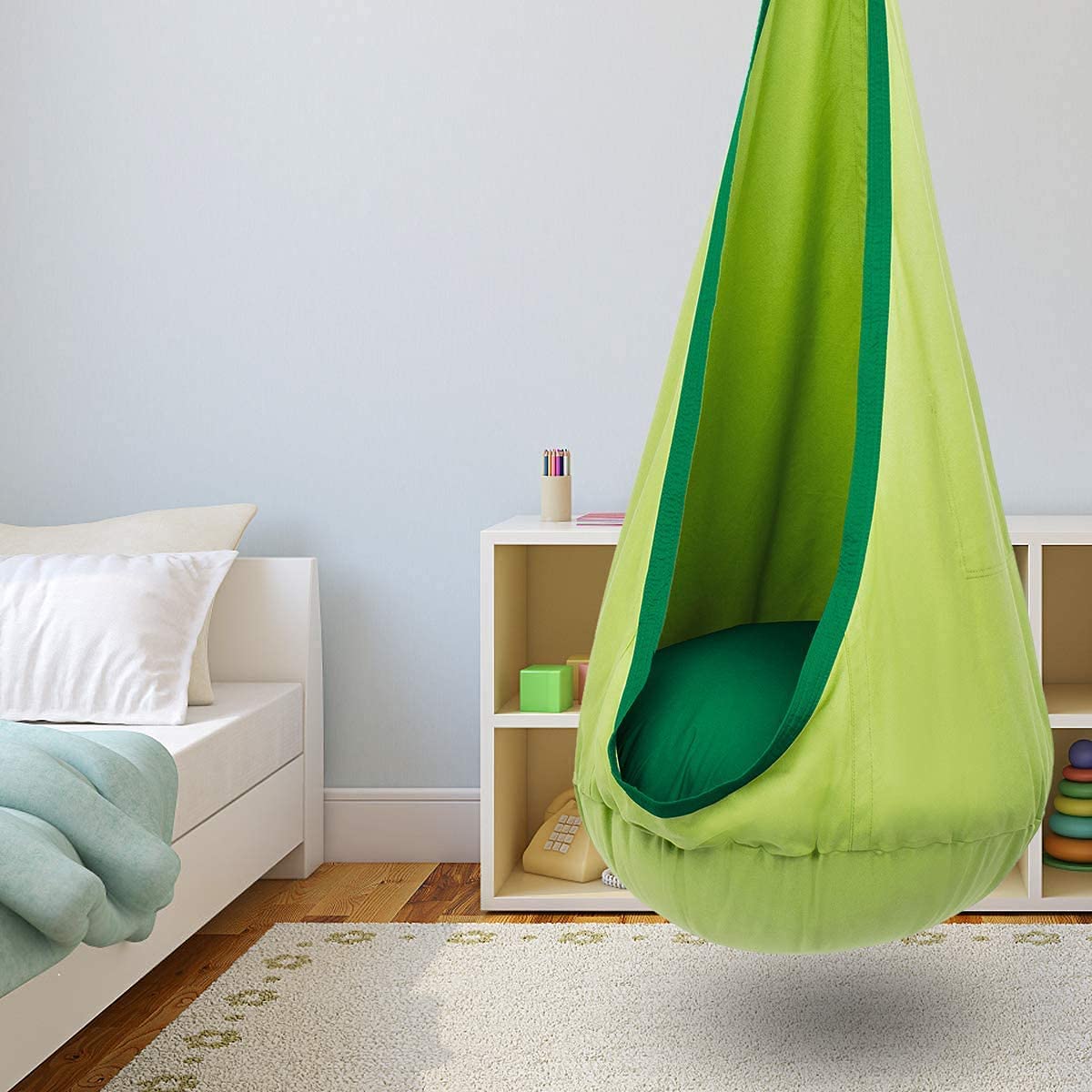 Y-STOP pod swing with built-in pocket for storing small toys and devices