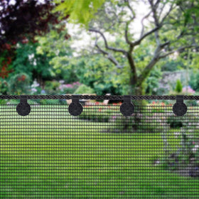 YAKYGIBT clips secure nets and shade in gardens and greenhouses.