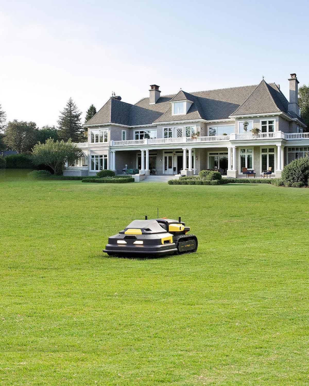 Mower setup image highlighting official Yarbo compatibility and quick replacement