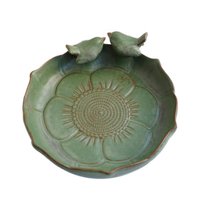 Yeaco moss-green bird bath bowl attracts garden birds with mossy appearance