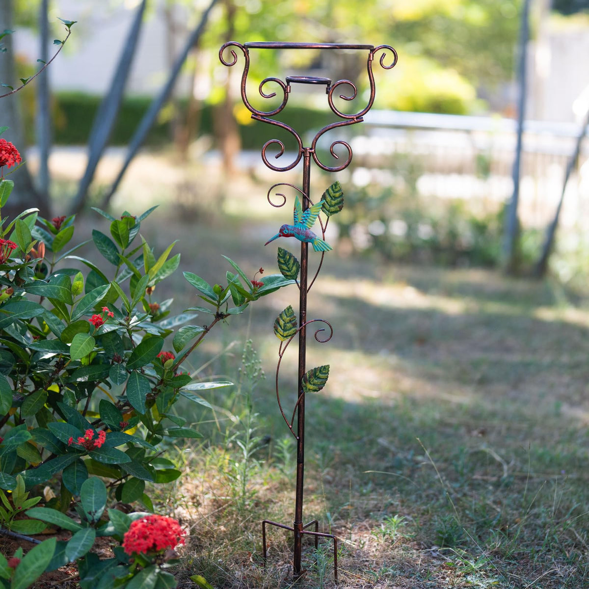 YELENEW stand elevates 10–12 inch balls for a clear courtyard focal point.
