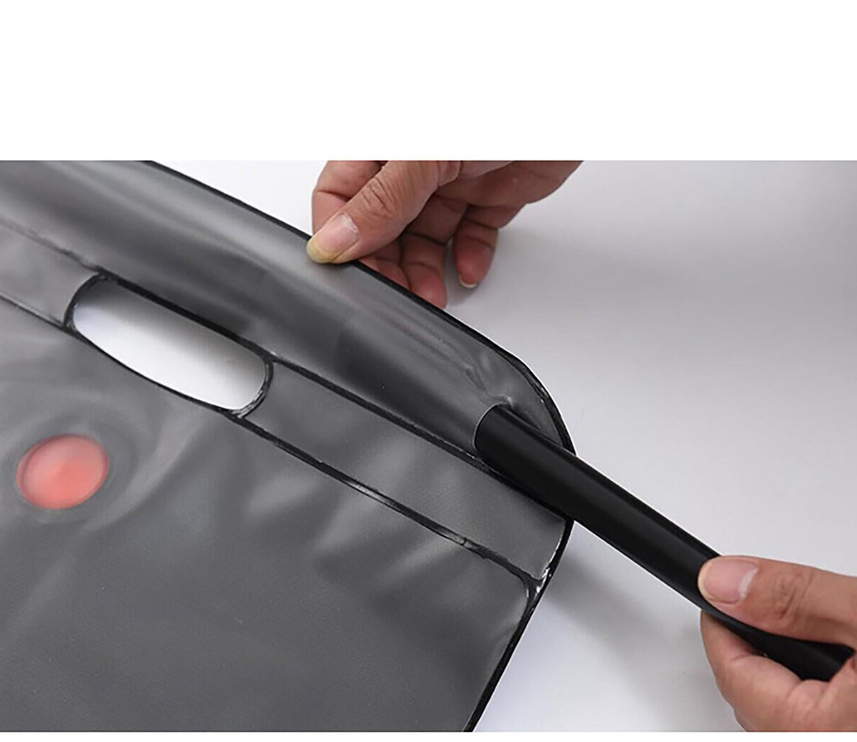 YIKANGHENG solar shower bag demonstrates sun heating for warm water
