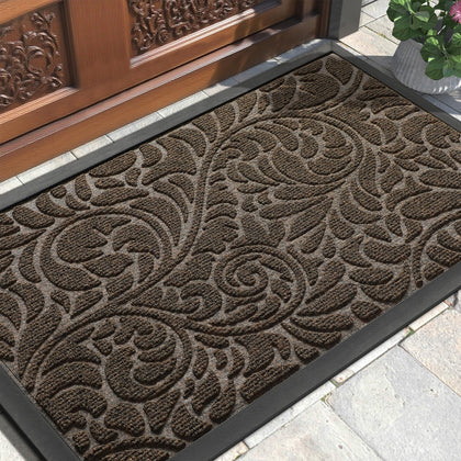 Yimobra large door mat at the front door, brown finish helps trap dirt and moisture.