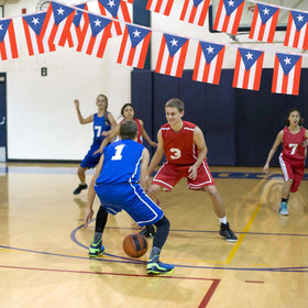Yingnner Puerto Rico flag banner packaging shows 30 flags and 33 feet of coverage.