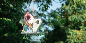 Yinns Bird House bottom plug for easy cleaning
