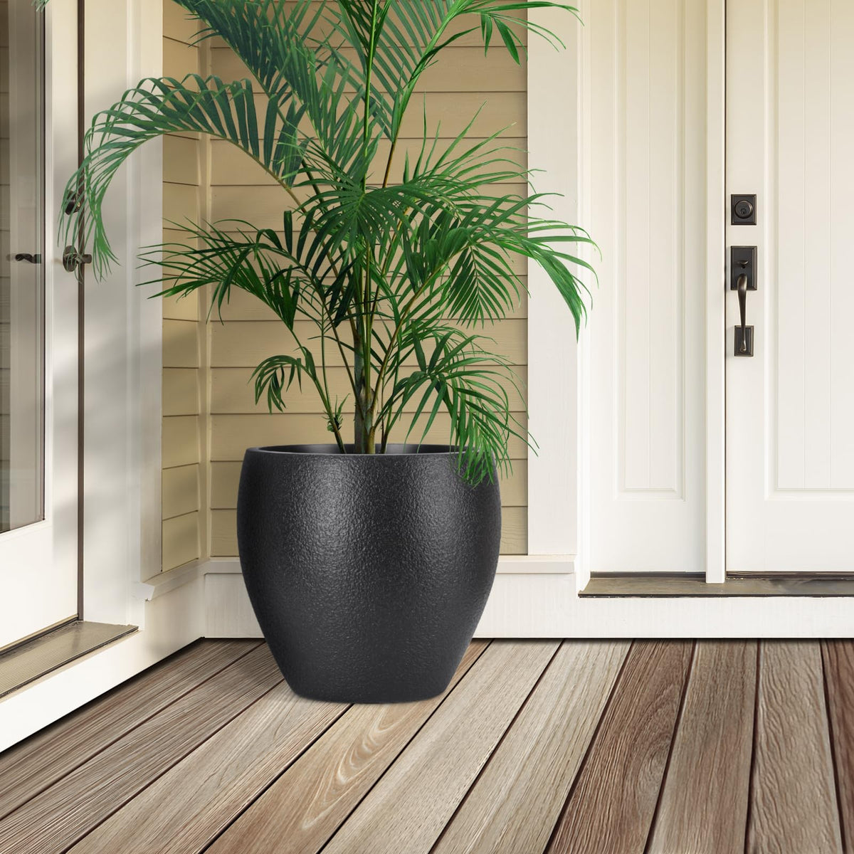 YNNICO plant pot built-in-tray demonstrates water capture during watering.