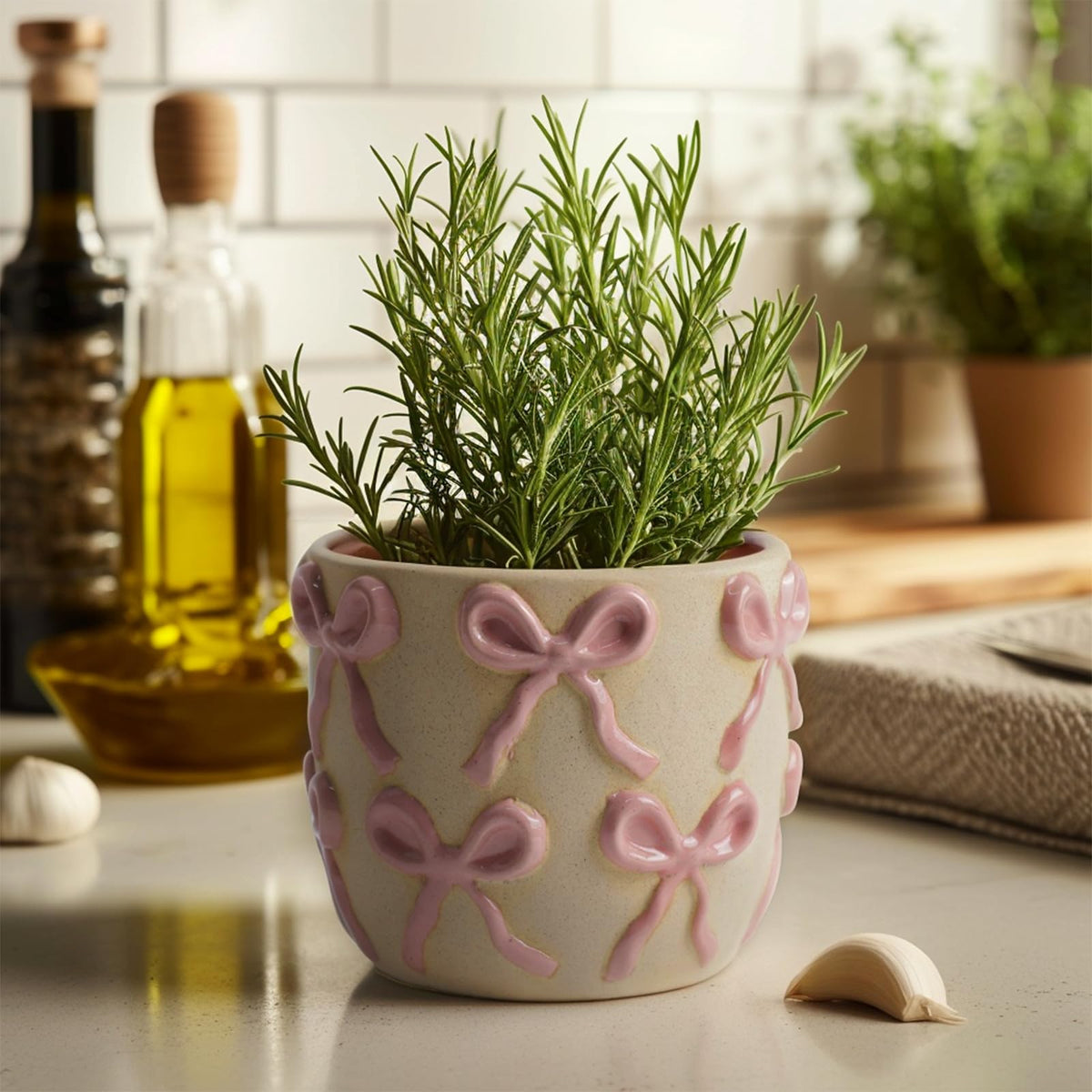 Yokiiimakiii decorative pot enhances home decor