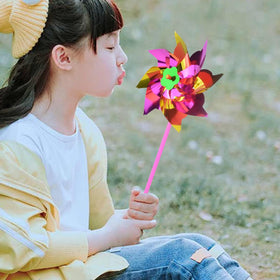Yolyoo rainbow pinwheel outdoor display in a yard