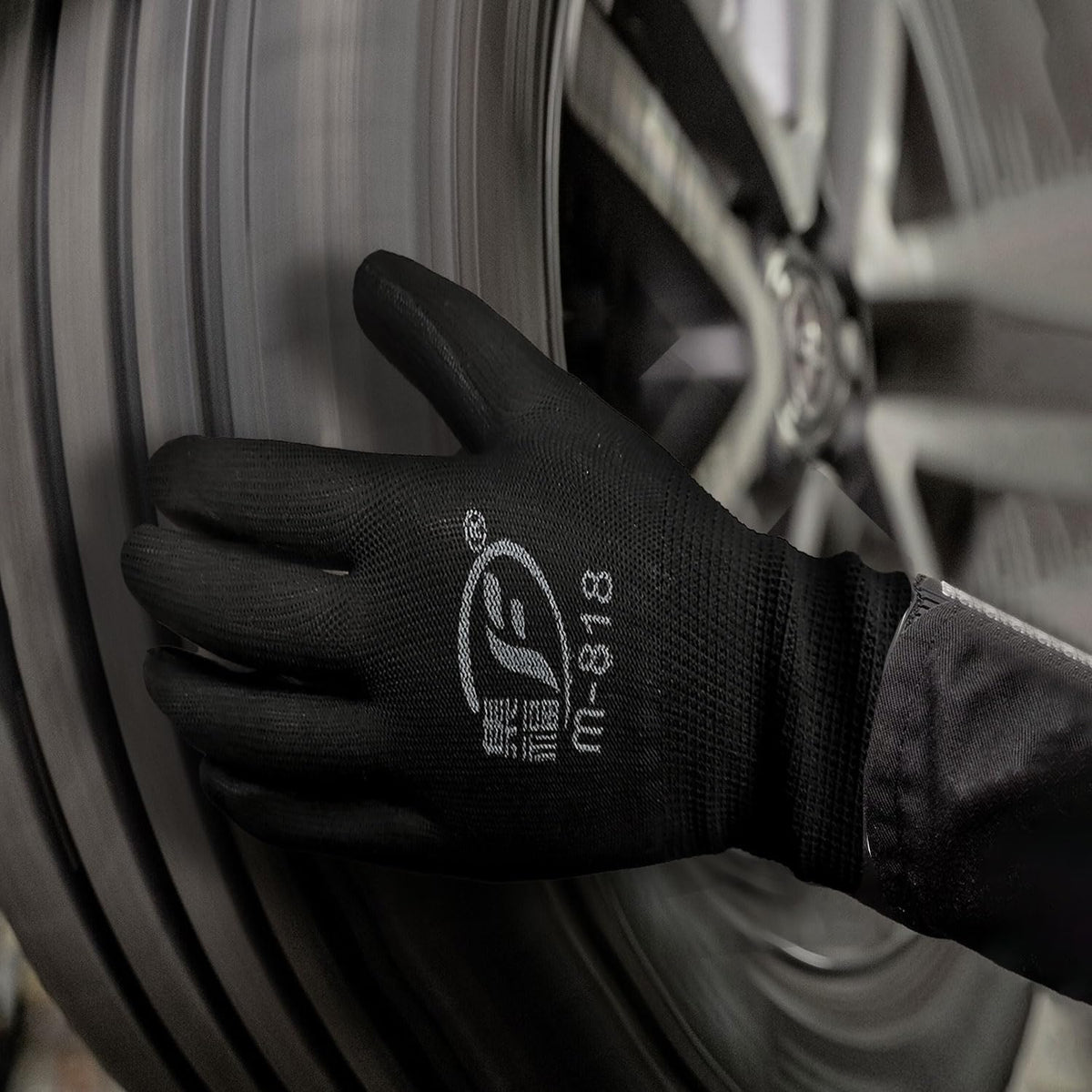 YOUKE OLA oil and water resistant gloves resist stains and slippage.