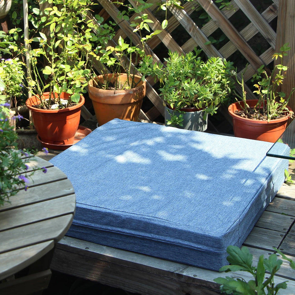 Youngseahome denim blue cushion cover full-length zipper for easy insertion.
