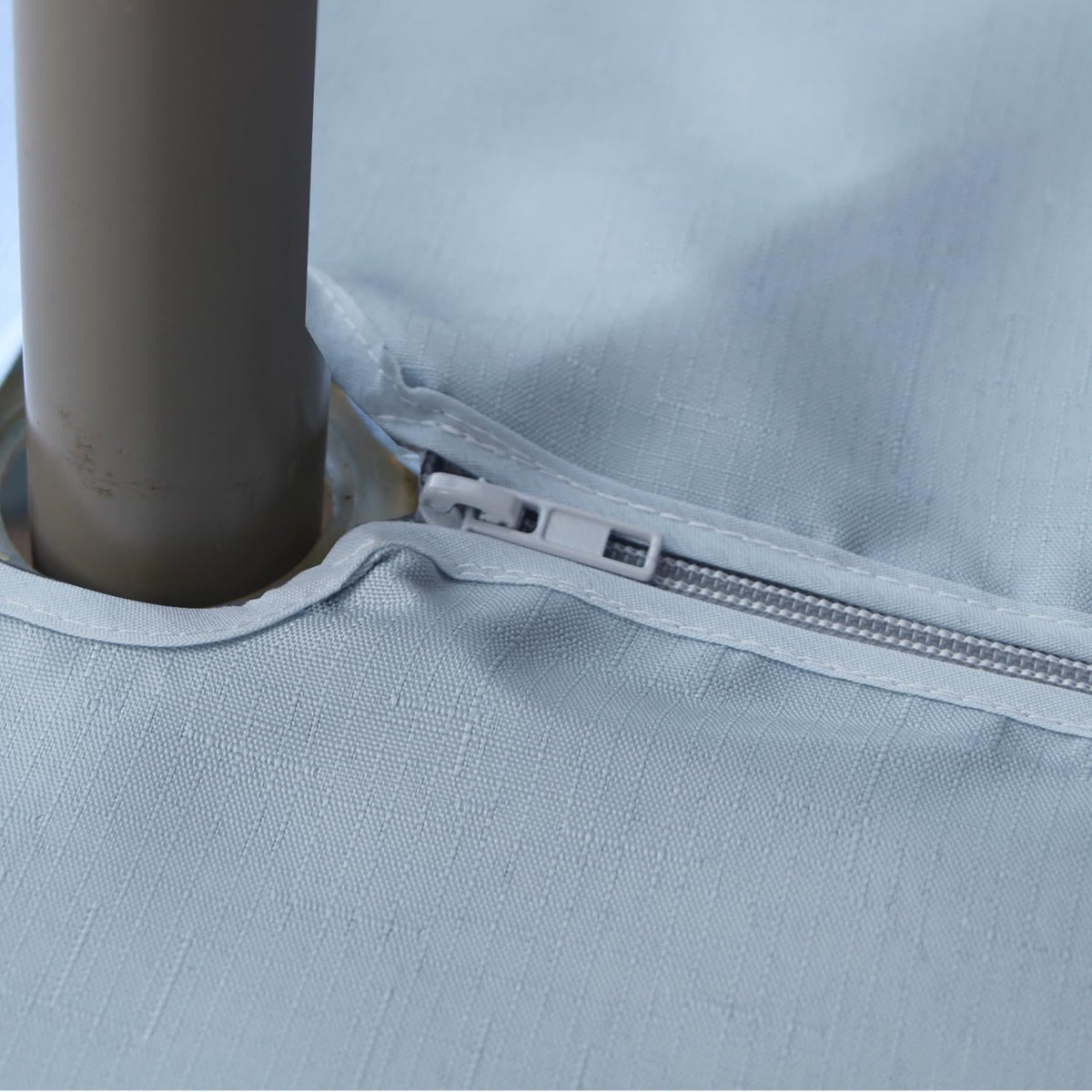 Youngseahome machine-washable polyester for simple care after outdoor events.