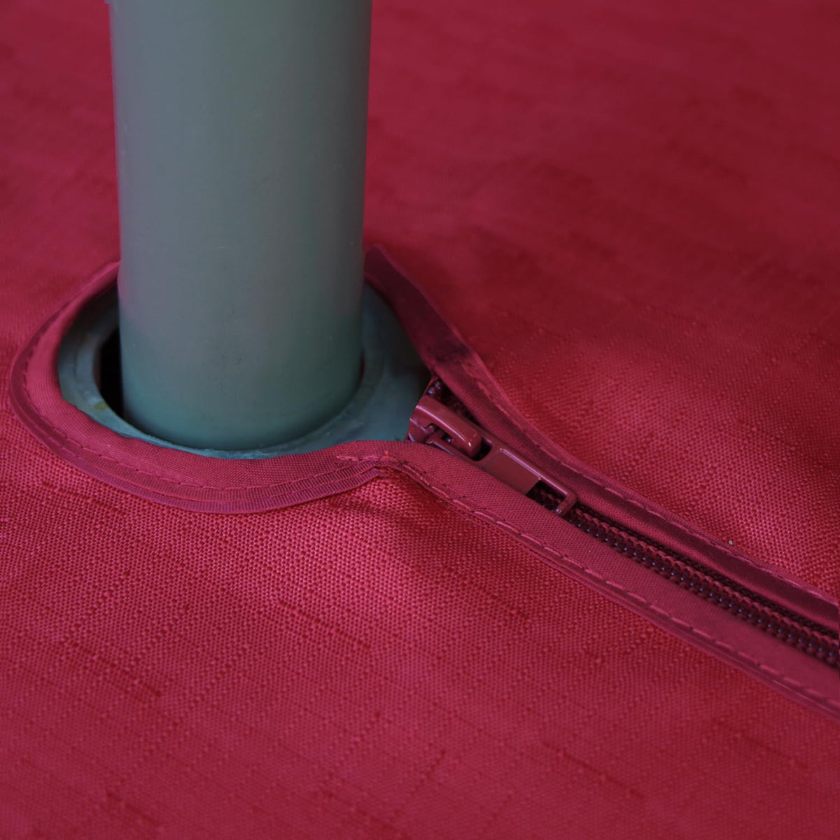 YoungSeahome tablecloth zipper edge enables quick removal on umbrella tables.