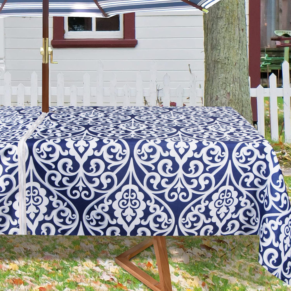 Youngseahome water-resistant fabric protects surfaces during picnics.