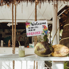 YOYI ART beach room decor sign suits Hawaii-inspired spaces