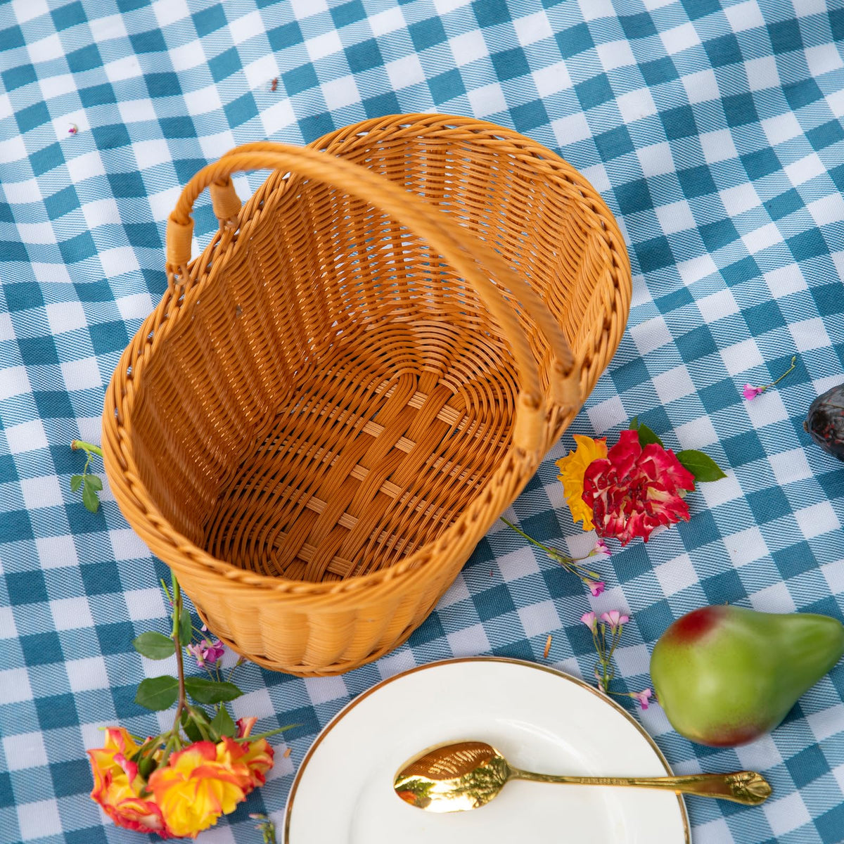 YRMTKIHE folding-handle design makes transport effortless during picnics.