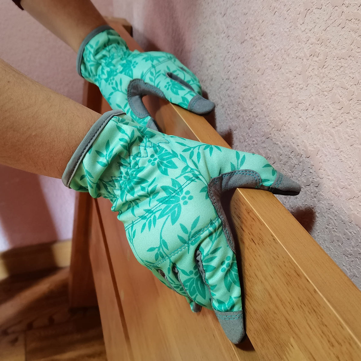YRTSH pull-on closure provides quick, secure fit.