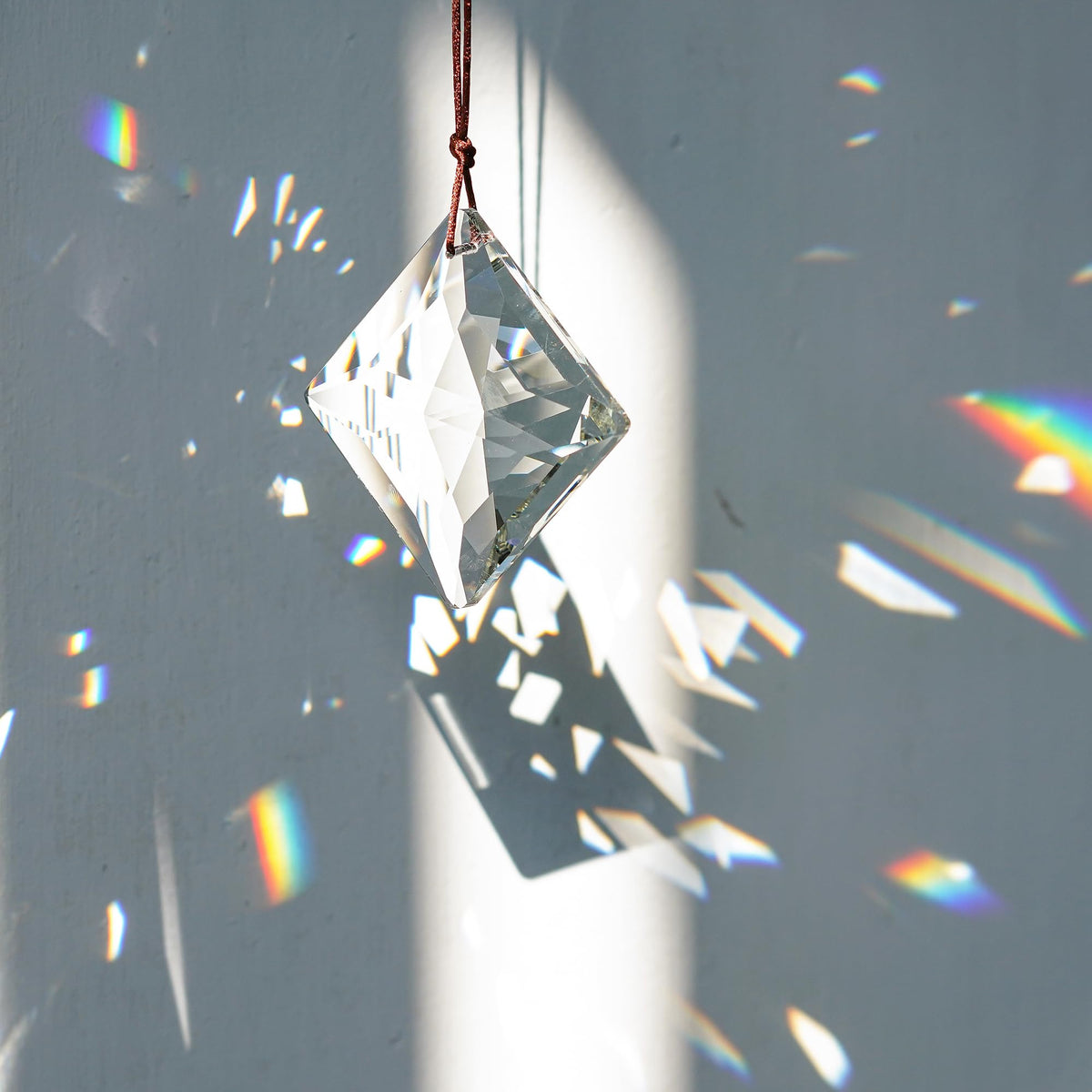 YU FENG 50mm suncatcher square projects vivid rainbow patterns on walls