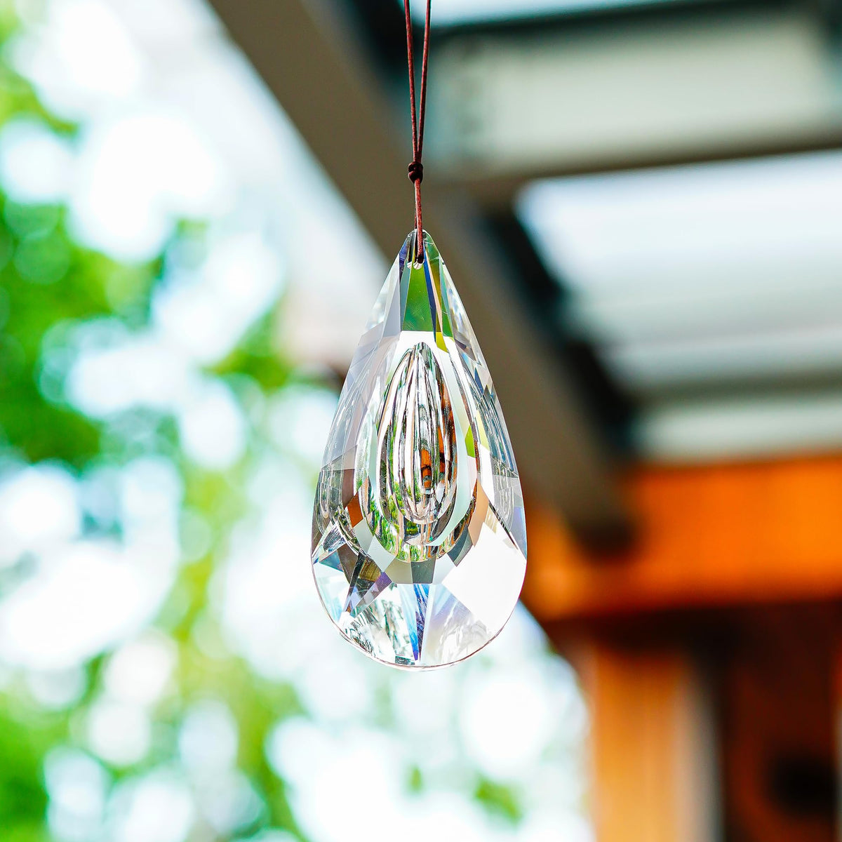 Yu Feng K9 crystal-clear prism shines brilliantly with reflections.