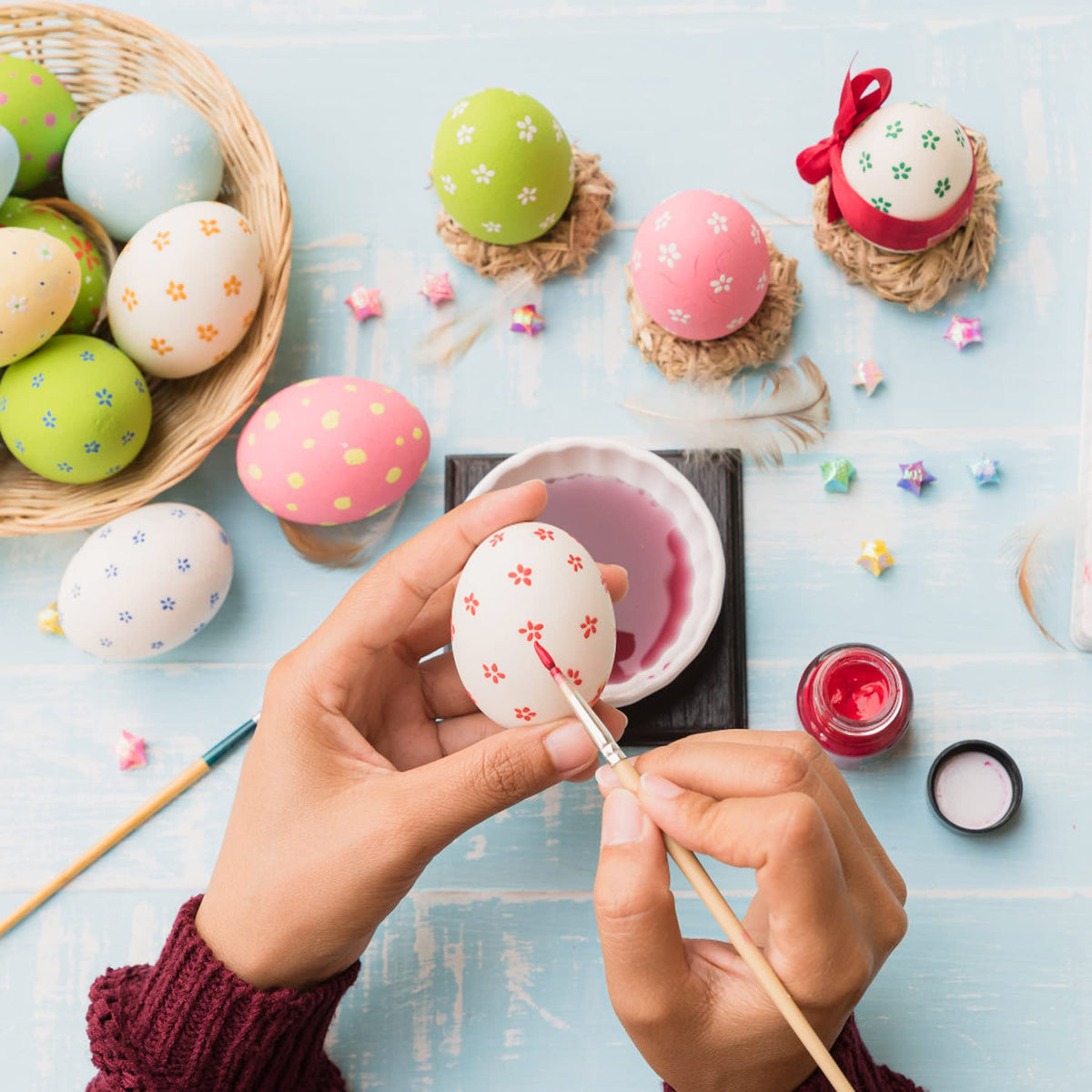 YunKo nest-display with wooden eggs for charming setups.