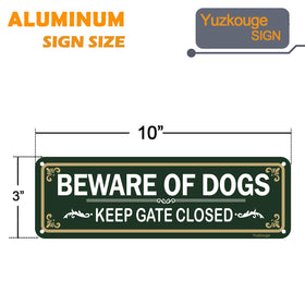 Yuzkouge gate-closed sign mounted on a fence for clear gate guidance.