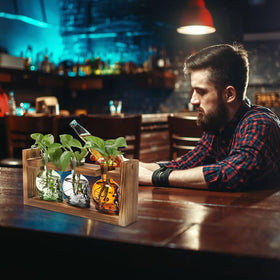 YYHglass flat-bottom skull vase safely sits on surfaces for easy display