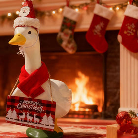 ZANOLY Christmas scene on lawn demonstrates eye catching decor