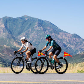 Compact 30cm side flag fits bikes, trailers, and strollers.