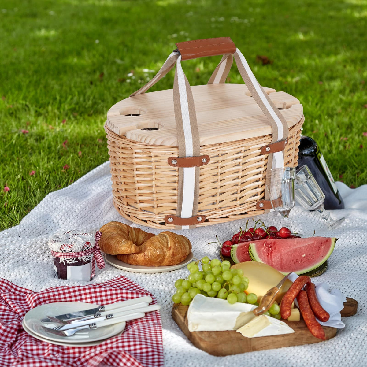 Zettfuly oil-rubbed wicker exterior highlights classic charm