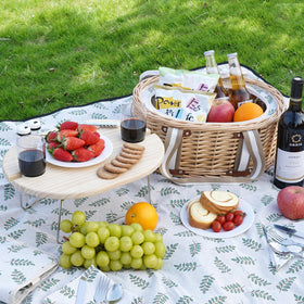 Zettfuly melamine plates and napkins for easy cleanup.