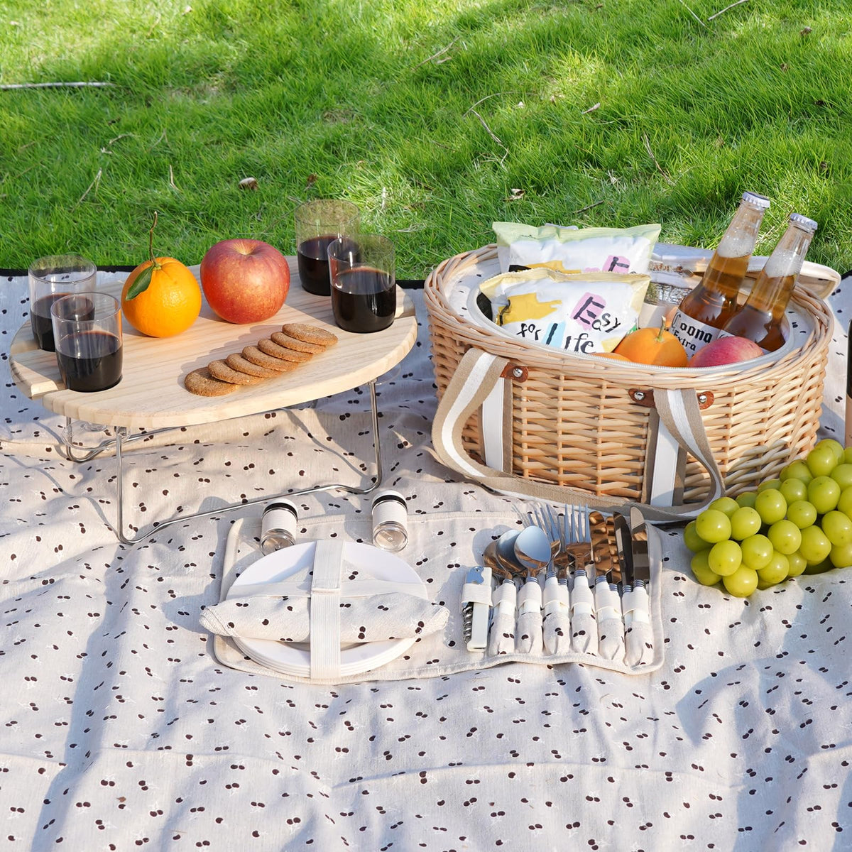 Zettfuly plastic wine glasses for convenient outdoor sipping.