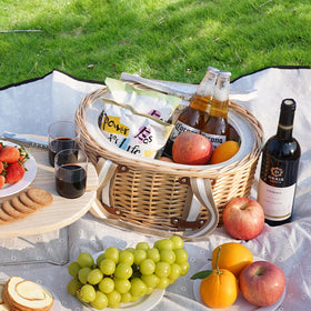 Zettfuly white floral cooler bag lining keeps beverages fresh.