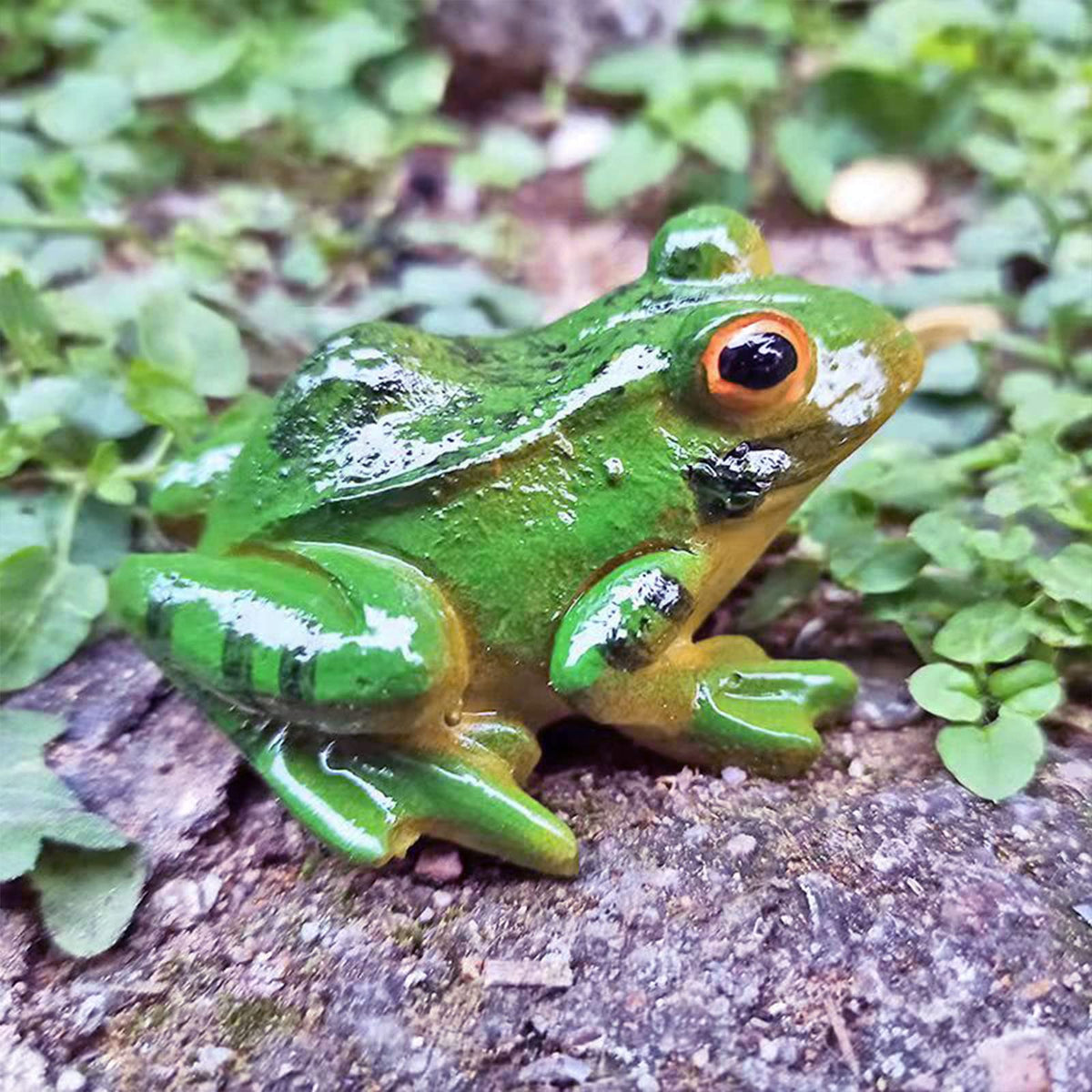 ZHOUQZSF two-frog figurines enrich moss landscapes and shelves.