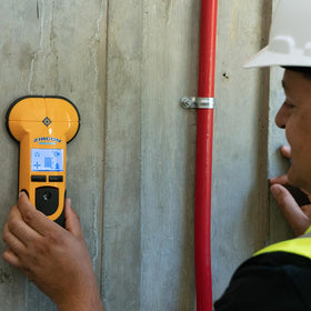Pivoting handle and ergonomic grip reduce fatigue during wall and floor scans.